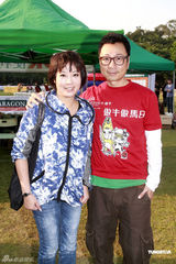 组图：伏明霞一家四口亮相 与李小鹏夫妇合影