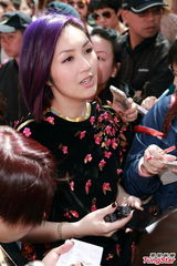 组图：杨千嬅亮相贺岁活动 桃花服饰优雅喜庆