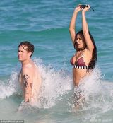 组图：黛米摩尔与小男友度假 水中扑倒紧贴不放