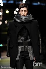 组图：韩星金宇彬郑京浩等献华丽T台秀