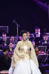 组图：“新一代金嗓子”周旋保利开唱 伍咏薇道贺