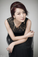 组图：白冰最新写真妆容素雅 突显超凡魅力