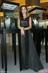 组图：周汶锜黑蕾丝洋装气质出众 力拼双子