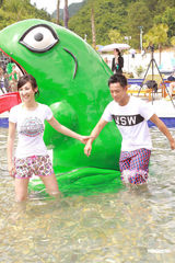 高清组图：港姐佳丽玩滑梯 李文遇香港先生头部撞柱