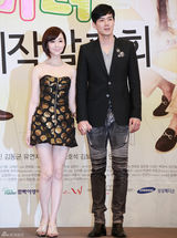 高清组图：张娜拉宣传新剧《童颜美女》粉红俏皮