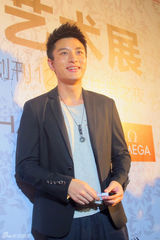 组图：贾乃亮助阵时尚庆典 俊朗魅力受品牌青睐