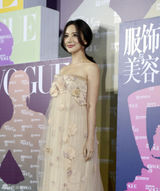 组图：熊乃瑾典雅亮相时尚庆典 宣传美容书