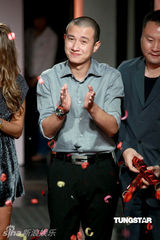 组图：文章光头亮相时尚品牌开店成全场焦点