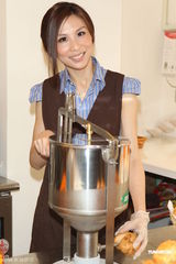 组图：林凡情人节举办音乐会 亲手制作甜点做礼物