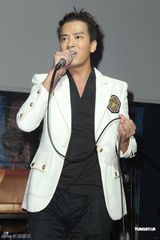 组图：陈晓东35岁生日台湾开唱 遭女歌迷熊抱