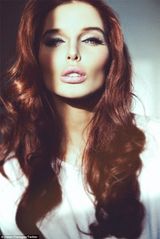 组图：英超悍将女友染发悠然自得 饮咖啡玩手机