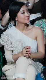 组图：苗圃出席时装秀 蕾丝御姐打造时尚新定义