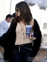 组图：比伯前女友赛琳娜心情无损深V泄雪乳