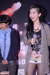 组图：邓紫棋朋克装扮现身签唱会宣传新碟