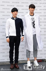 组图：宋茜亮相时尚趴薄纱露内衣 朴炯植炫长腿