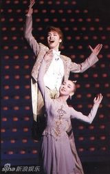 组图：天海佑希46岁生日 宝冢男角剧照大放送