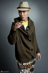 组图：张丹峰拍动感写真 演绎雅痞型男