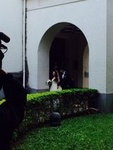 组图：张震大婚献吻娇妻 亲手为新娘提裙摆