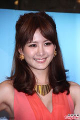 组图：安心亚红裙甜美亮相 气质优雅秀美腿