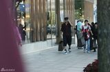 组图：陆毅现身京城名店街购物扫货
