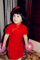 组图：李湘女儿王诗龄庆生 超萌旗袍装萝莉范儿十足