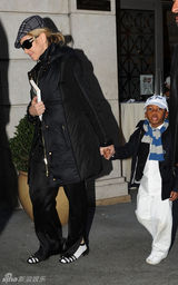 高清图：麦当娜携子女外出用餐 紧握养子手