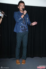 组图：范逸臣发新专辑 被泳装美女“左右夹击”