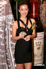 高清：谢婷婷品尝红酒不胜酒力 圣诞陪男友庆祝