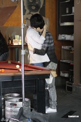 组图：范植伟跨刀助阵胡灵新歌MV 上演男男恋