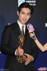 组图：周渝民金钟奖封视帝 后台激动亲吻奖杯