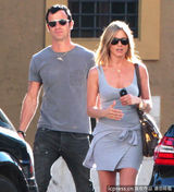 组图：安妮斯顿秀八字奶 携男友游罗马