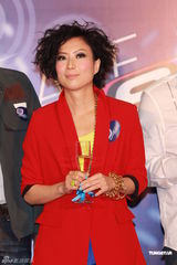 组图：郑秀文红装亮相活力四射 自曝喜欢单人运动