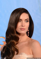 组图：梅根-福克斯现身金球后台 身材凹凸有致