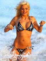 组图：花花公子女郎阿什丽海滩挺肉弹性感咸湿