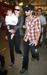 高清图：妮可一家悉尼贺新年 怀抱爱女机场现身