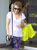 高清图：艾玛-罗伯兹街拍 开衫毛衣搭配花裤子