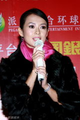 高清图：章子怡泼墨门后首次亮相 仍然戴着鸽子蛋