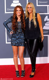 高清组图：麦莉-赛勒斯亮相古铜妆容娇艳成熟 