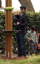 幻灯图集：布拉德-皮特变全职妇男 带孩子逛公园