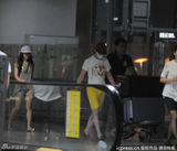 组图：李云迪口罩装扮严实 携神秘美女现身机场