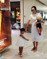 组图：陈浩民妻子晒儿女照 姐弟情深呆萌可爱