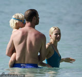 组图：《金刚》女星沃茨海边嬉戏 与老公海中湿吻