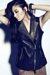 组图：张雨绮时尚大片大展笑容 光晕中展现独特美感