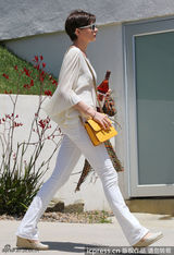 组图：海瑟薇百褶衫黄挎包 夏日小跑清丽亮眼