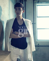 组图：刘承浩时尚写真 披白色西装展型男魅力