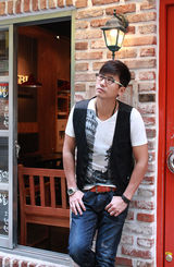 组图：于晓光韩国行写真变身时尚型男