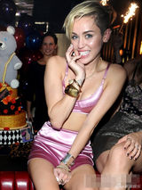 组图:麦莉新专辑发布派对 粉bra秀长腿搞怪吐舌