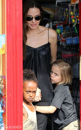 组图：朱莉带女儿逛玩具店 希洛吐舌表情烦躁