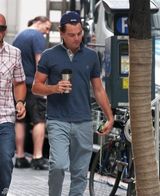 组图：莱昂纳多在片场不满被拍拿伞遮脸