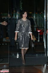 组图：晶刚香港大婚 何超琼银色亮片礼服夺目